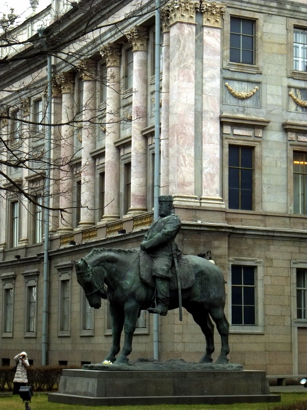 Socha Alexandra III. na nádvoří petrohradského Mramorového paláce Socha Alexandra III. na nádvoří petrohradského Mramorového paláce